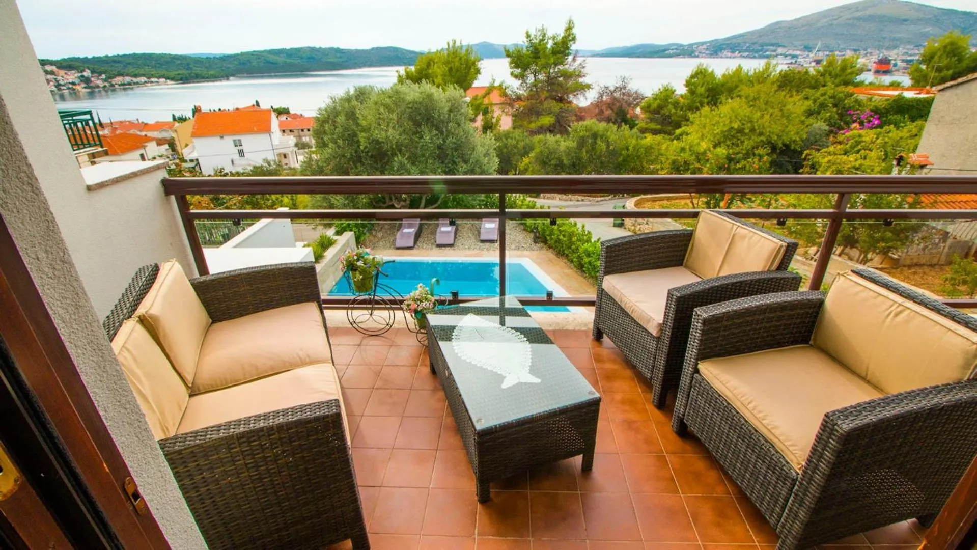 Apartments Nia With Pool Trogir