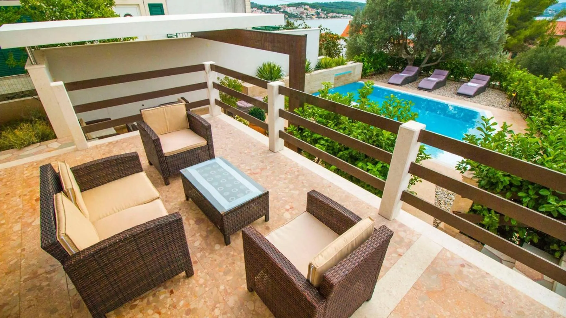 Apartments Nia With Pool Trogir