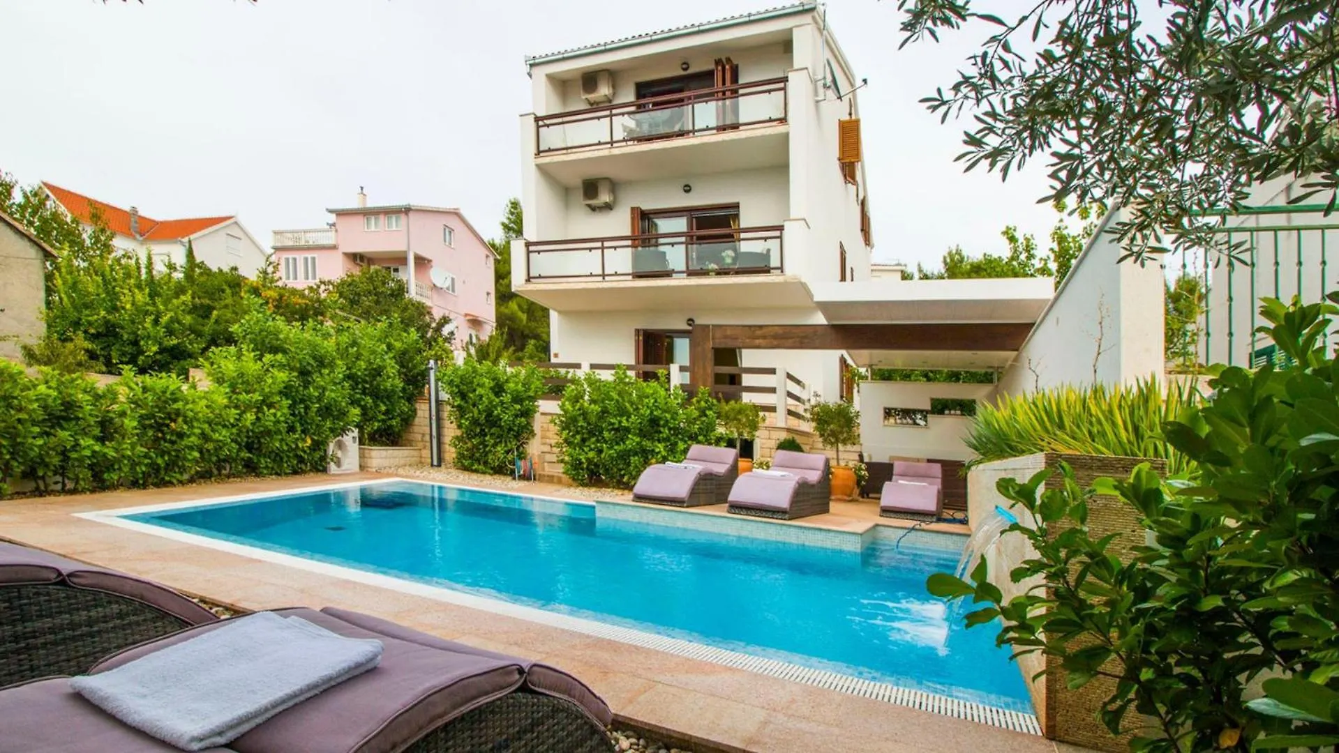 Apartments Nia With Pool location